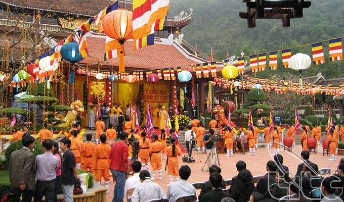 Spiritual tourism attracts tourists     - ảnh 2